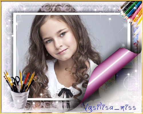Красивая школьная фоторамочка для фотошопа с нежным блеском и  цветными карандашами на нежном фоне