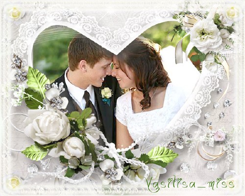 Ажурная свадебная фоторамочка с белыми розами и обручальными кольцами