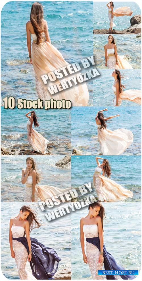 Девушка в длинном платье у моря - сток фото
