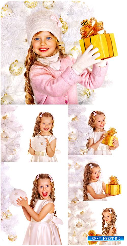 Маленькая девочка с золотистыми кудрями у новогодней елки - сток фото