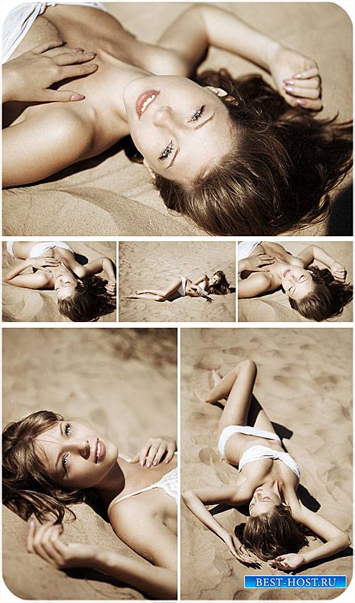 Девушка на песке, девушка у моря - сток фото