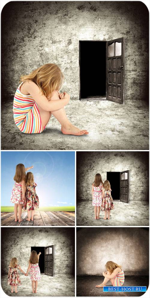 Дети перед открытой дверью, креатив - сток фото