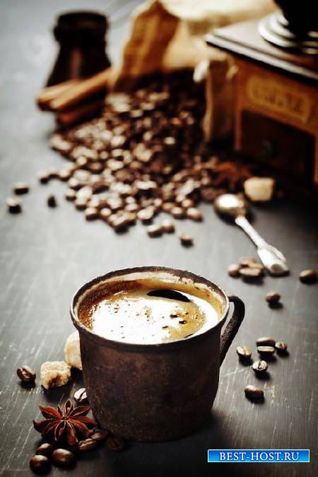 Чашка ароматного кофе и обжаренные зерна