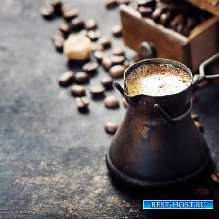 Чашка ароматного кофе и обжаренные зерна