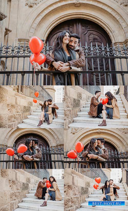 Счастливая пара с воздушными шарами - Клипарт