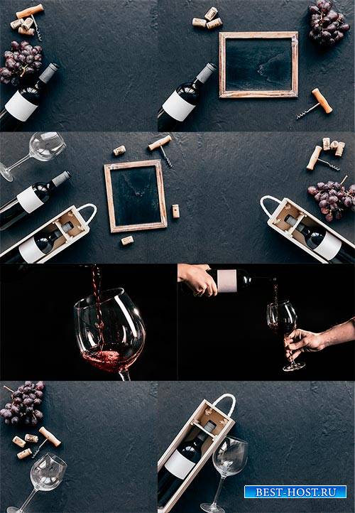 Бутылка с вином, бокалы и виноград - Клипарт