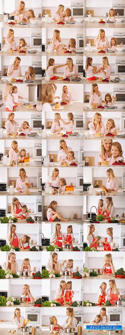 Мать и дочь на кухне - Растровый клипарт / Mother and daughter in the kitchen - Raster Graphics
