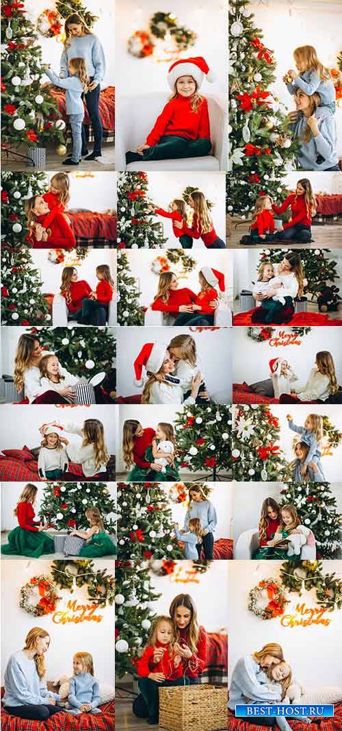 Мать и дочь наряжают ёлку - Клипарт / Mother and daughter decorating Christmas tree - Graphic