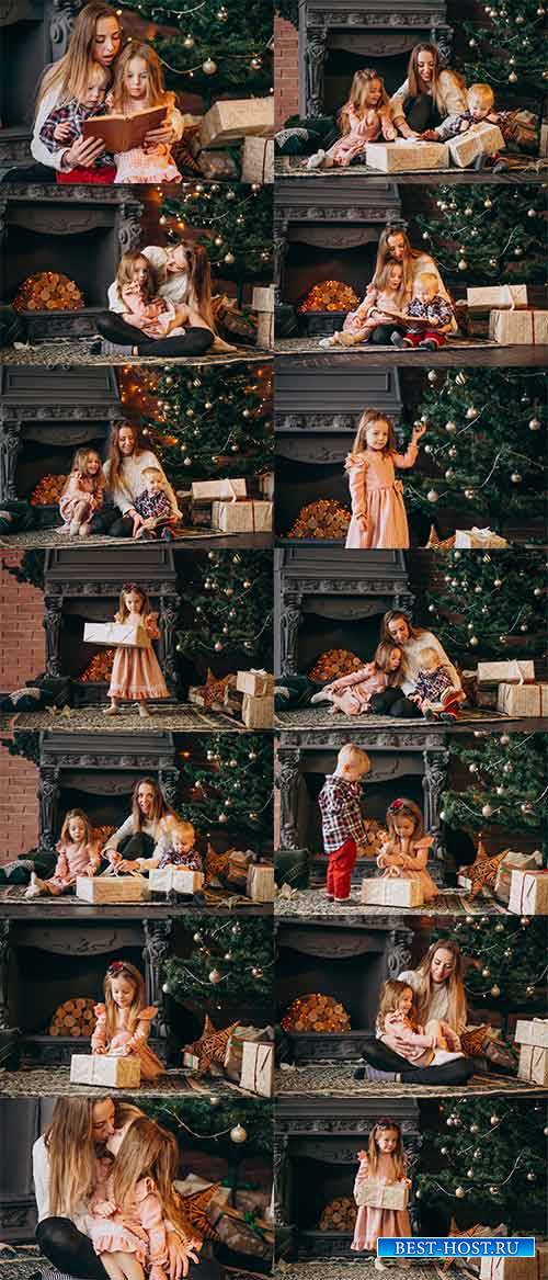 Дети и мама у ёлки - Растровый клипарт / Children and mother at the Christmas tree - Raster clipart