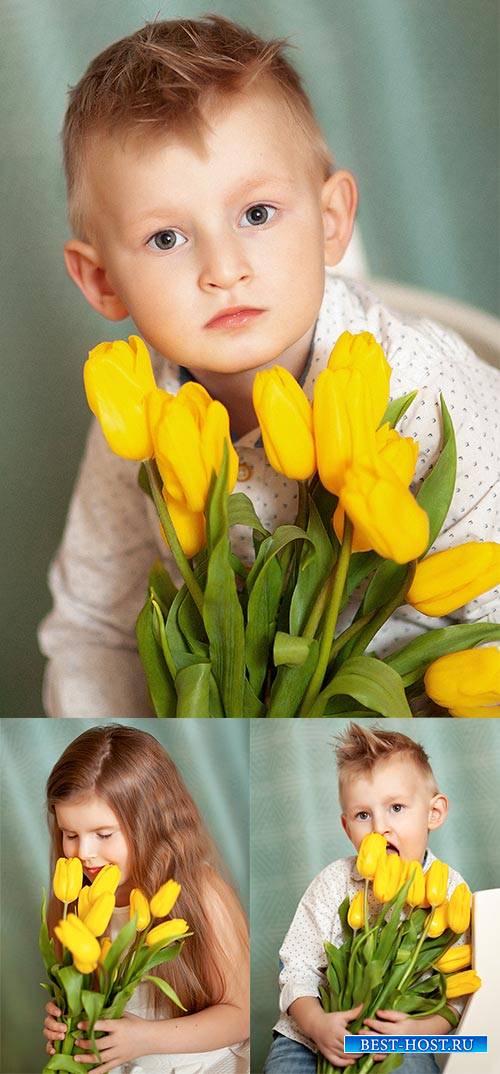 Дети с жёлтыми тюльпанами - Растровый клипарт